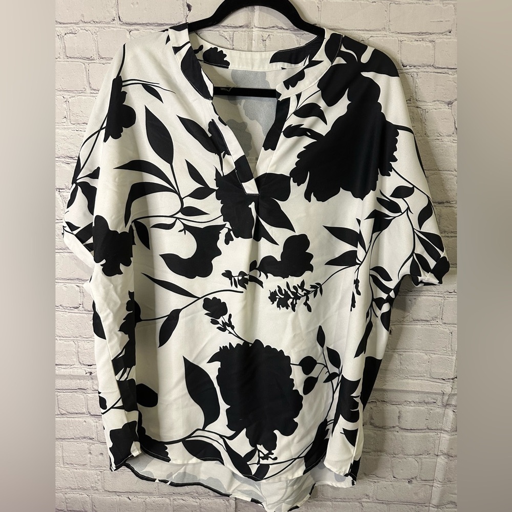 Ladies Black and White Patterned Top with V-Neck and Rounded bottom Size XXL